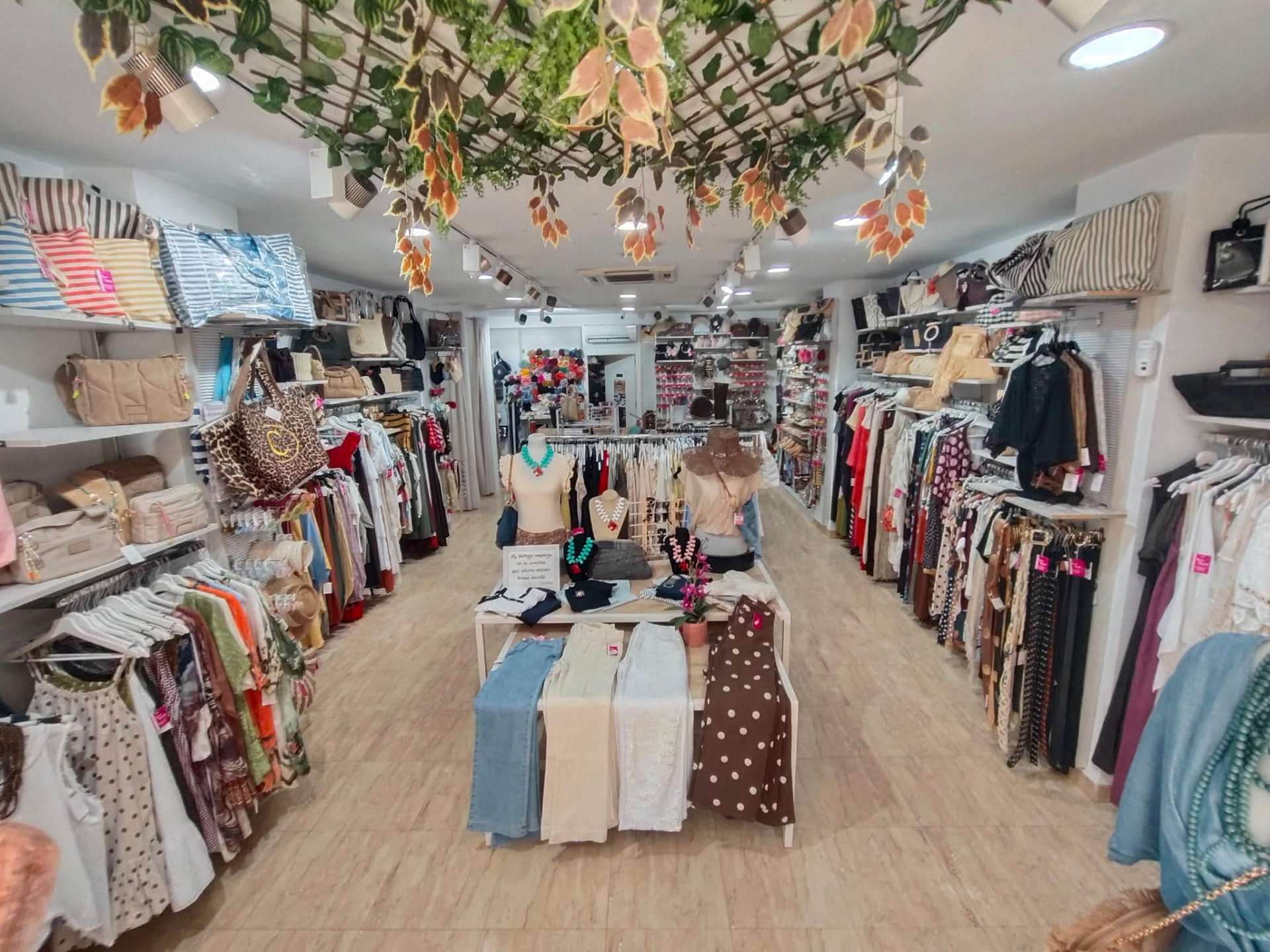 Pasillo central de Rosa Baena Complementos con bolsos, ropa y complementos en Puente Genil