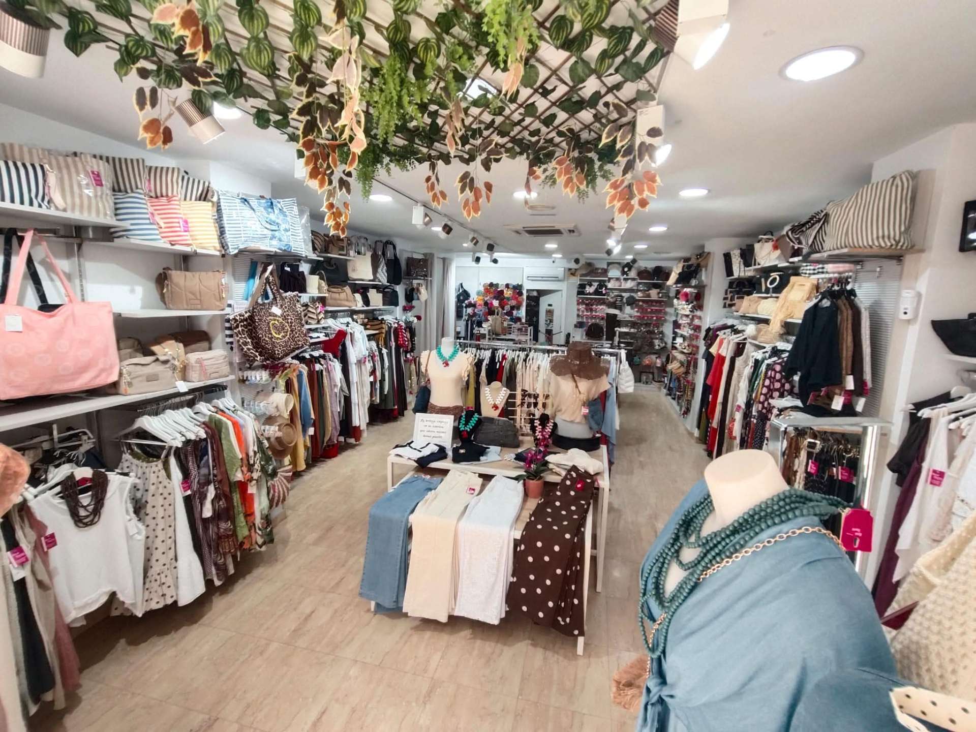 Sección de bisutería, tocados y bolsos de fiesta en la tienda Rosa Baena Complementos